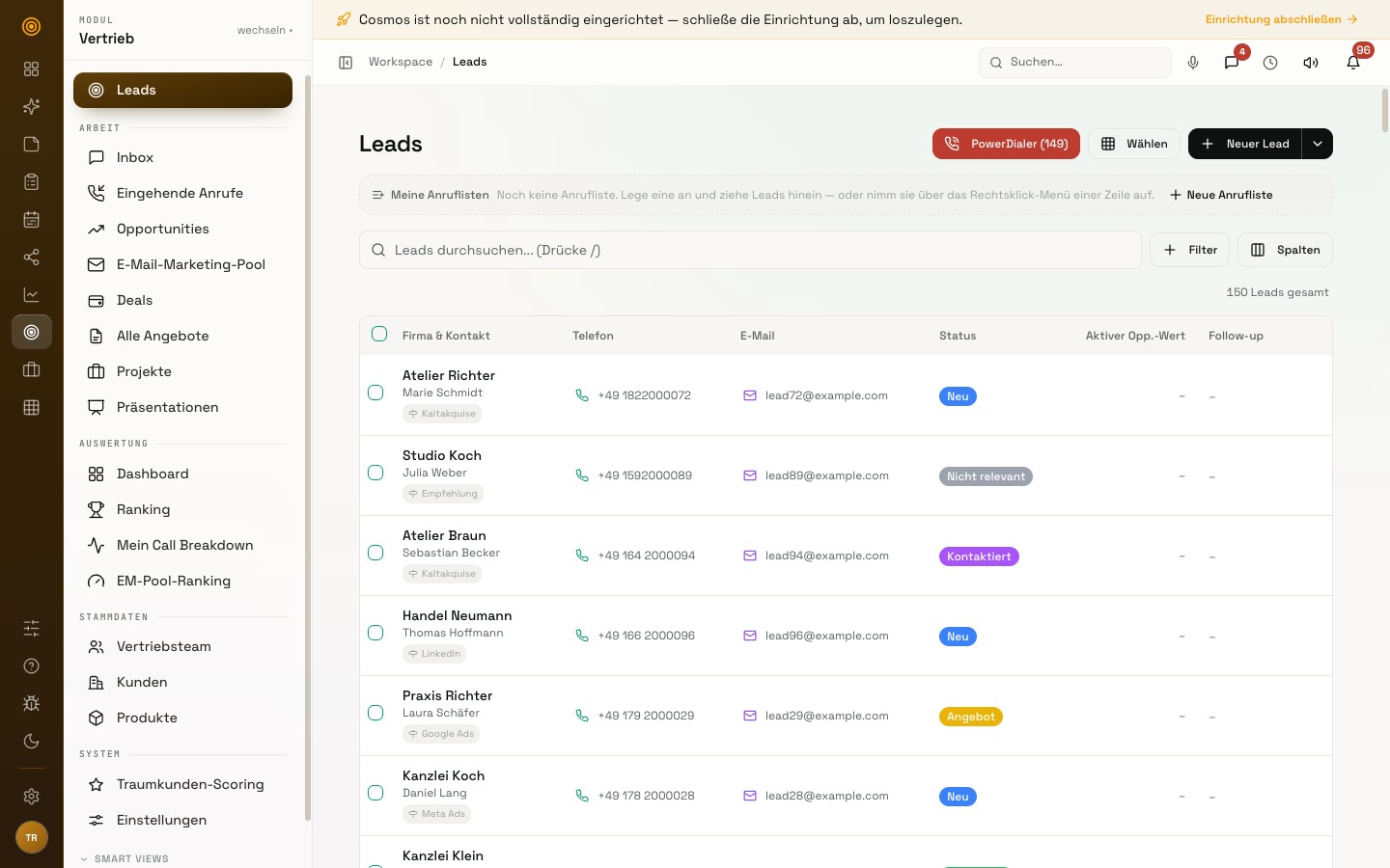 Lead-Liste in Cosmos mit Status, Telefon, E-Mail und Quelle je Kontakt