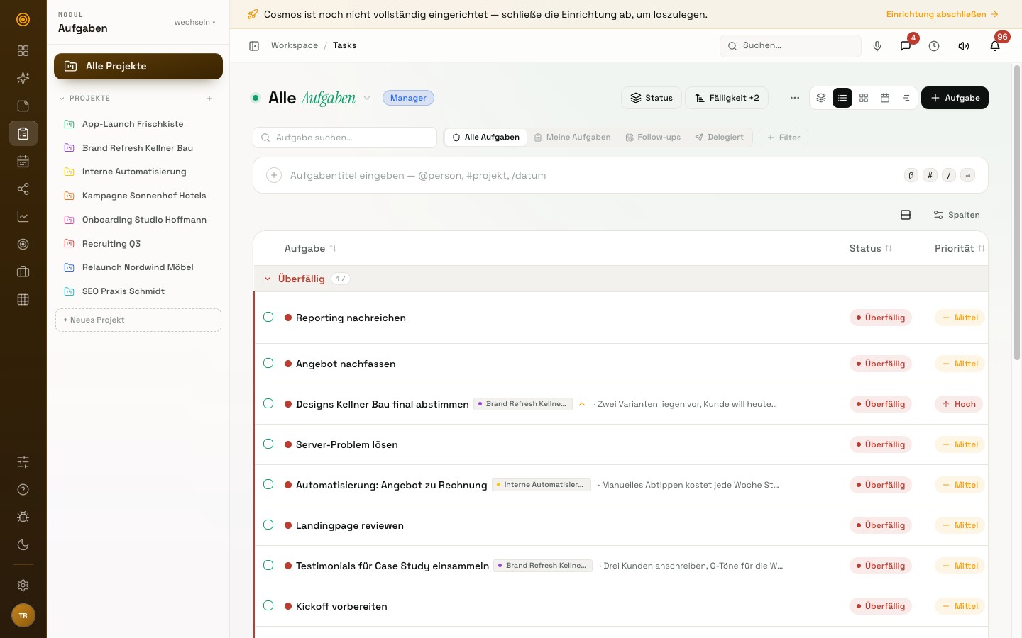 Aufgabenliste in Cosmos, nach Projekten gruppiert, mit Status und Priorität